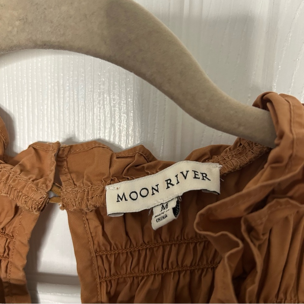 Moon River Exclusive Caramel Bubble Sleeve Smocked Midi Dress - Picture 6 of 13